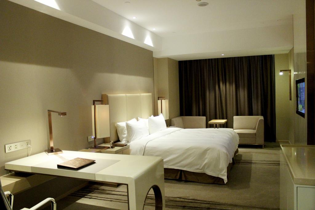 Gallery F Hotel Ухань Экстерьер фото