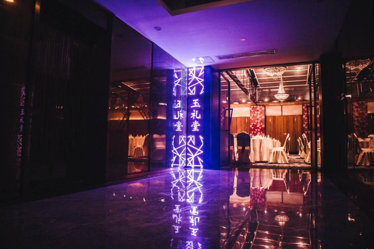 Gallery F Hotel Ухань Экстерьер фото