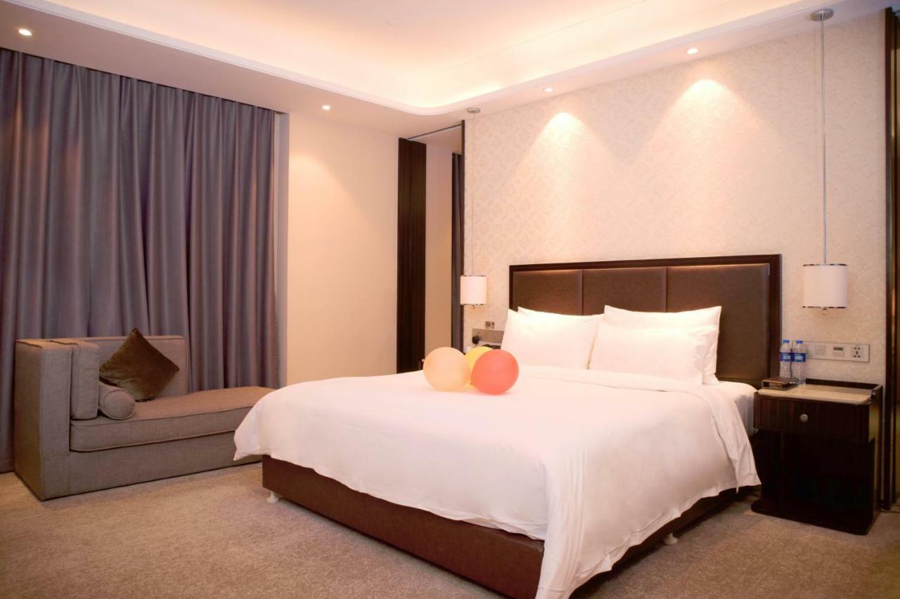 Gallery F Hotel Ухань Экстерьер фото
