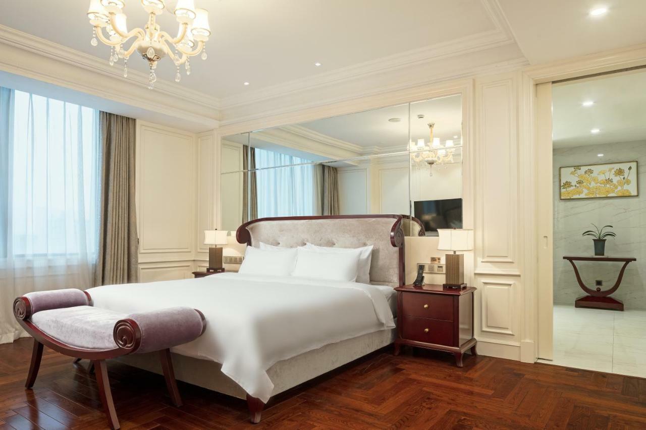Gallery F Hotel Ухань Экстерьер фото